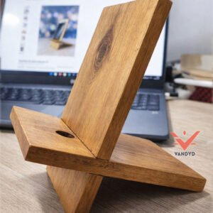 soporte para telefono y tablet de madera de pino, hecho en Ecuador, madera resistente con ligero barnis.