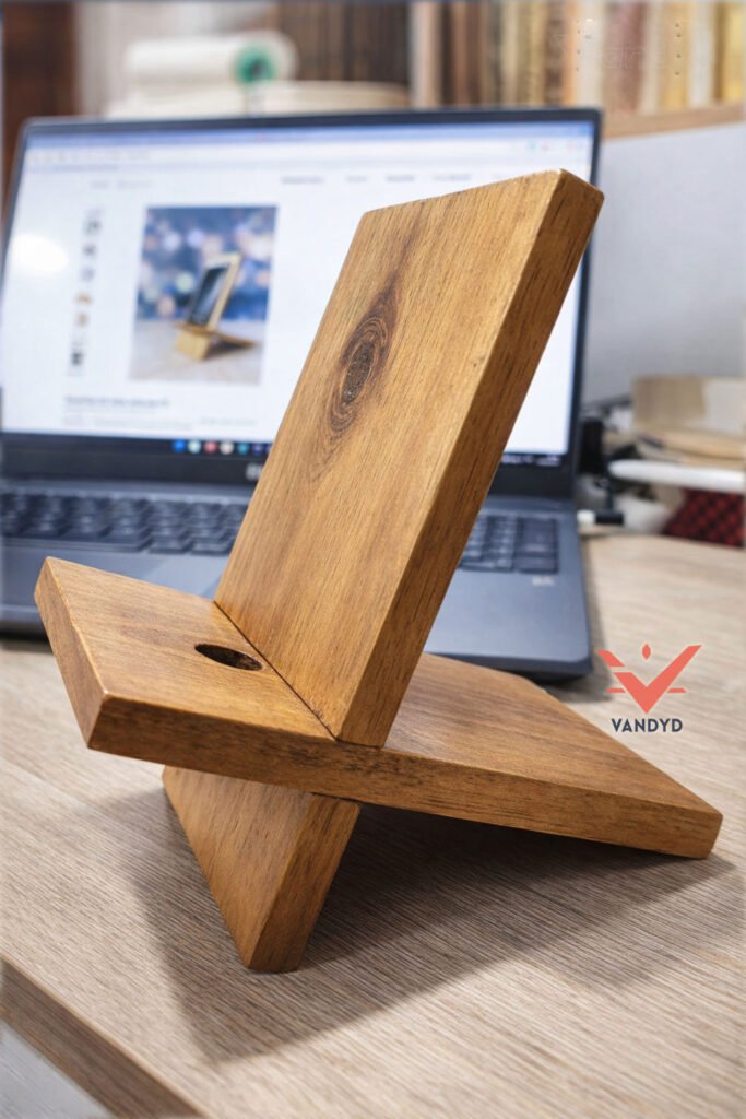 soporte para telefono y tablet de madera de pino, hecho en Ecuador, madera resistente con ligero barnis.